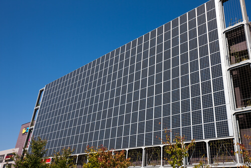 solcellepaneler-på-vegg